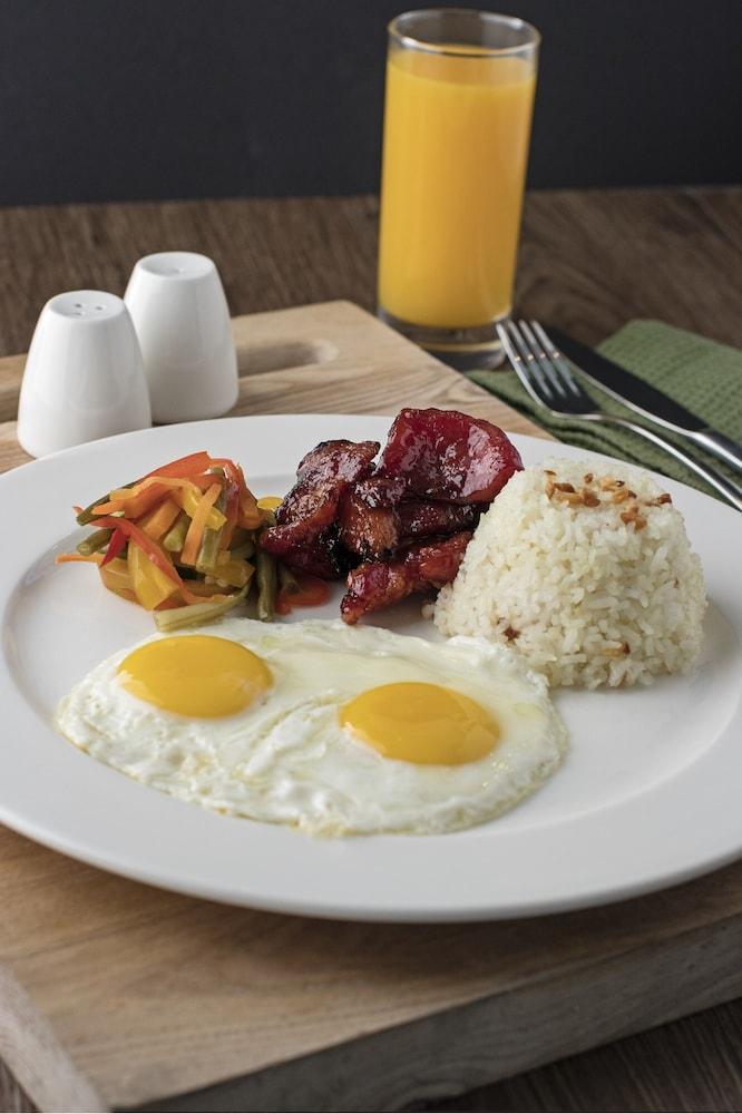 Seda Vertis North Quezon City Exteriör bild Filipino breakfast with longganisa, garlic rice, eggs, and pinakbet