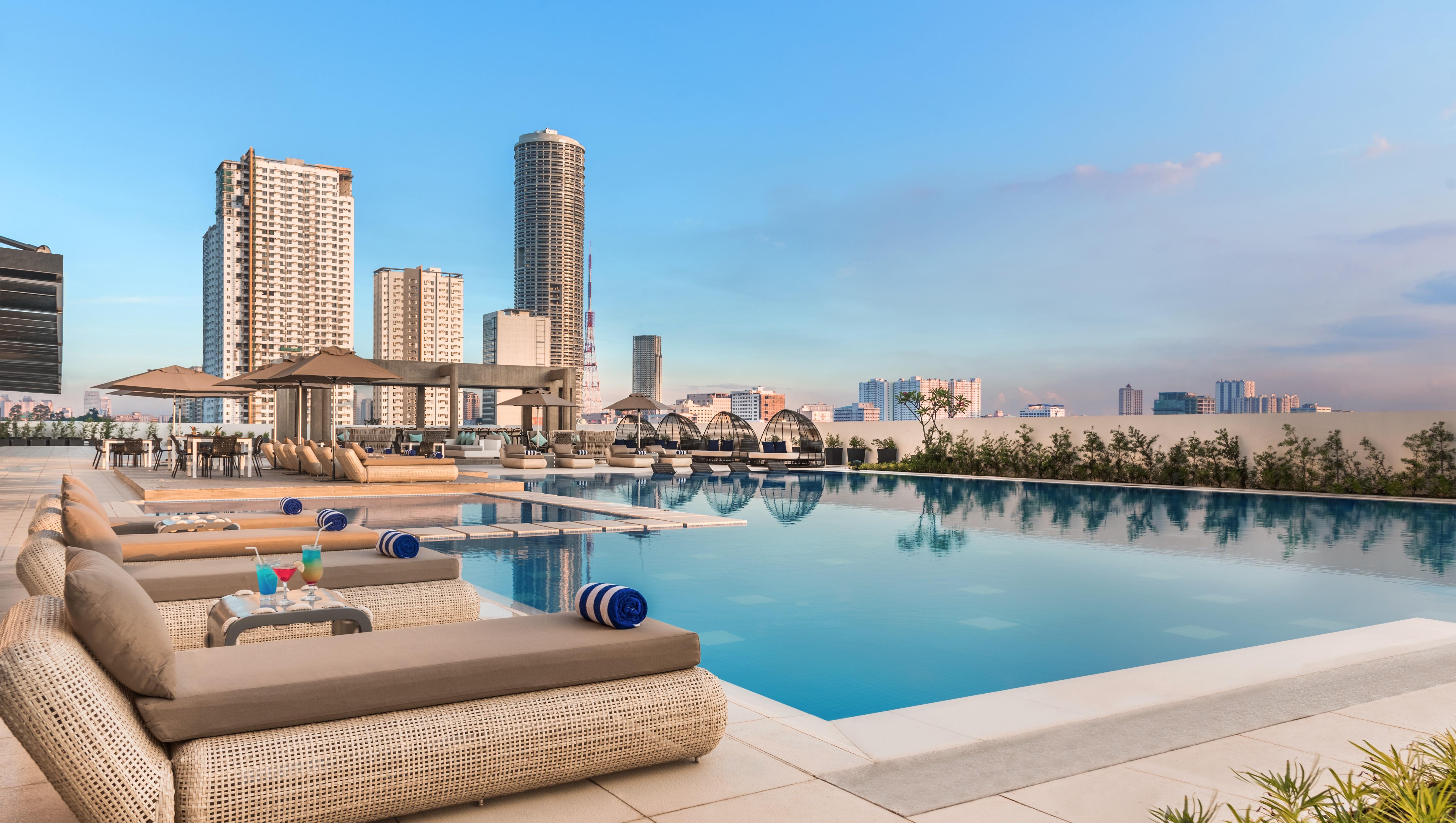 Seda Vertis North Quezon City Exteriör bild The Infinity Pool at the 10th floor of the hotel