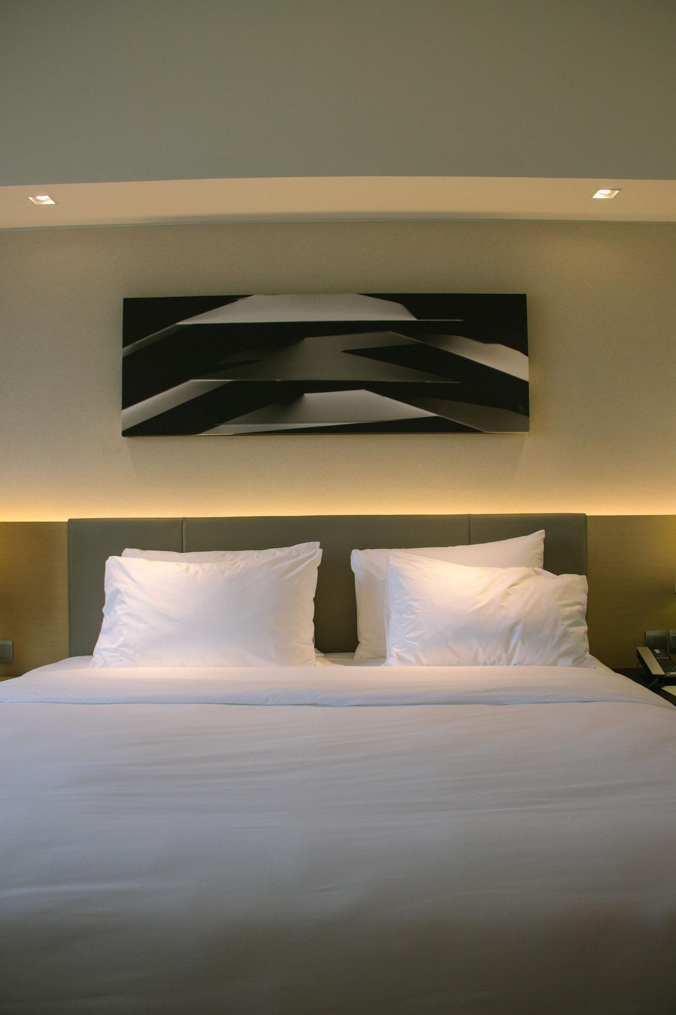 Seda Vertis North Quezon City Exteriör bild A bed with two pillows