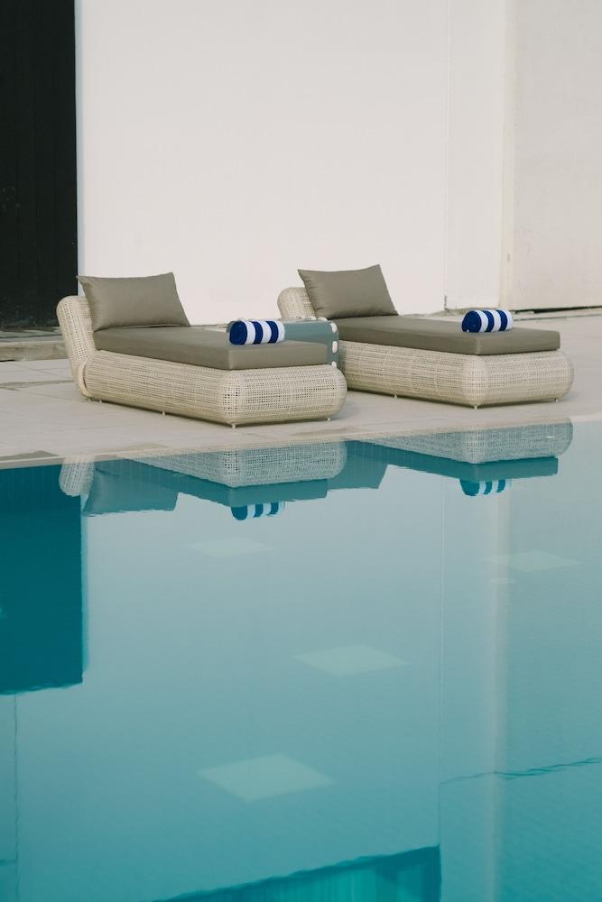 Seda Vertis North Quezon City Exteriör bild Pool furniture