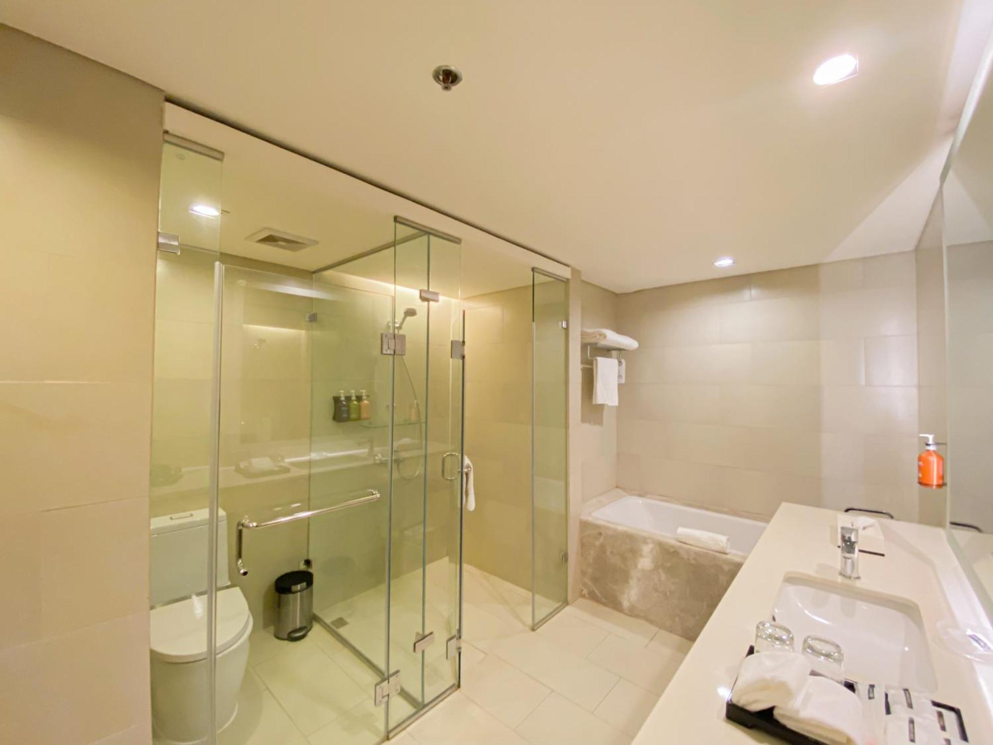 Seda Vertis North Quezon City Exteriör bild A bathroom in a hotel