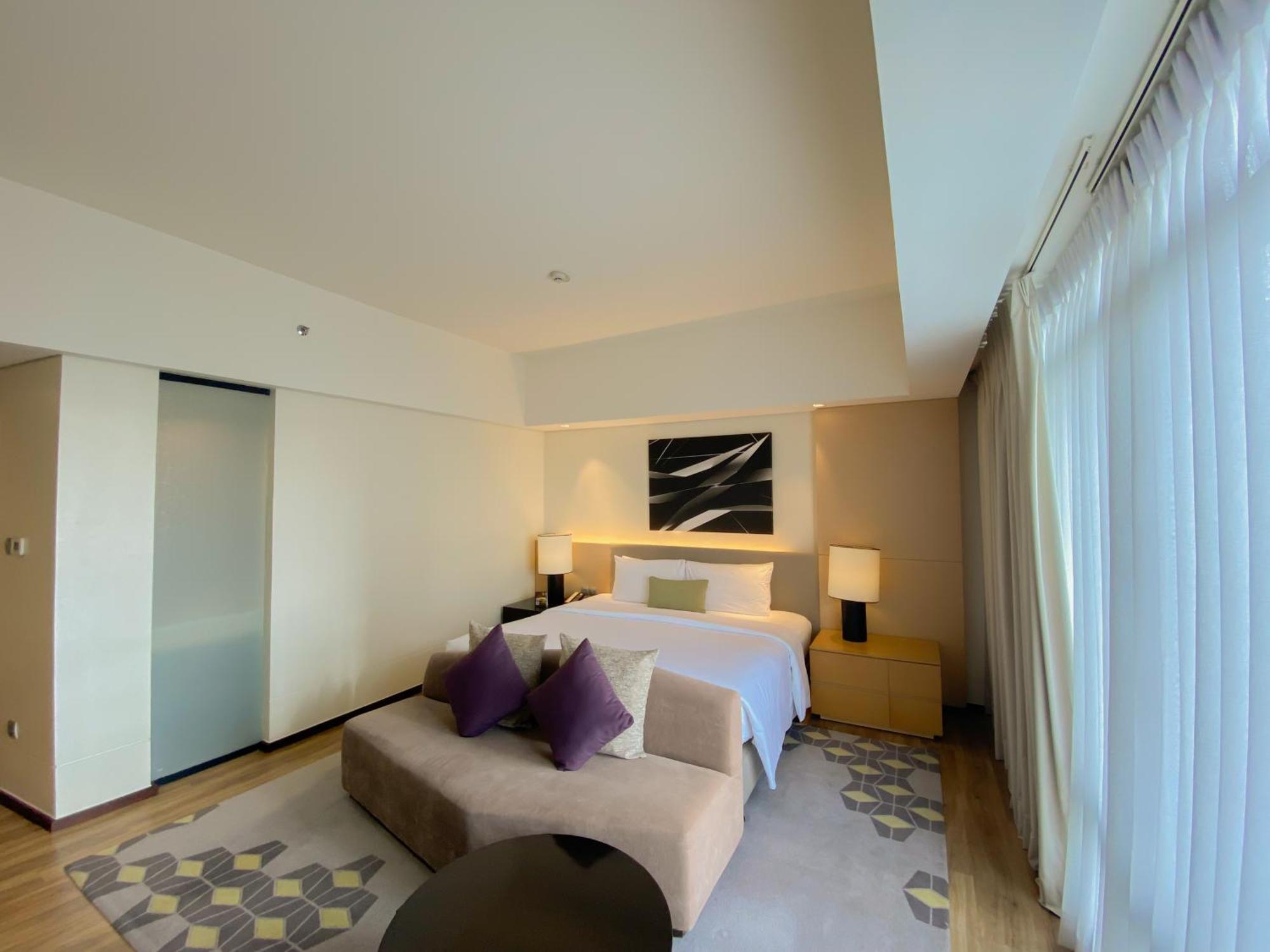 Seda Vertis North Quezon City Exteriör bild Deluxe Suite bedroom